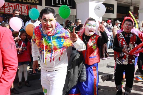 Festejan payaseando en calles de Toluca