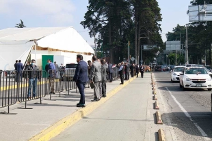 Celebran a Niños Héroes, pero se roban la banqueta
