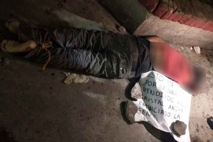 Dejan cadáver con narcomensaje junto a escuela en Tejupilco