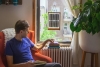 Cargador solar de ventana, una opción sustentable
