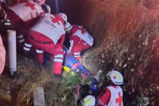 Rescata Cruz Roja a peregrino tras caer en fosa en la autopista Peñón-Texcoco