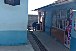 La falta de agua potable en escuela de Amanalco, ocasiona que alumnos abandonen aulas