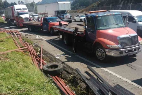 Conductor de tractocamión murió tras volcar en la México-Toluca