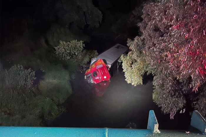 Cae tráiler al río Lerma; dos lesionados