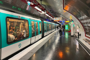 Pasajeros permanecen en el andén de la línea 3 del Metro de París, donde este viernes se registraron ataques con arma blanca en varias estaciones. El servicio fue suspendido de manera temporal mientras autoridades atendían la emergencia y detenían al agresor.