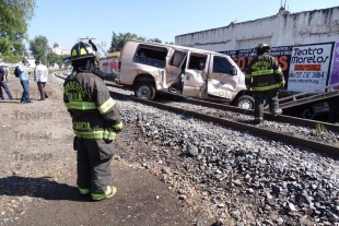 Sustazo se lleva automovilista; lo arrastra ferrocarril en Toluca.