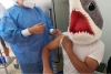 Ahora poblano se disfraza de tiburón para recibir la vacuna antiCovid