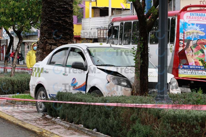 Muere taxista al sufrir infarto mientras conducía