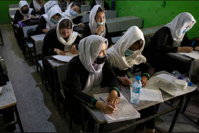 Mujeres estudiarán separadas de los hombres y tendrán nuevo código de vestimenta, en Afganistán