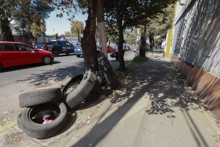 Llantas abandonadas en la colonia Universidad
