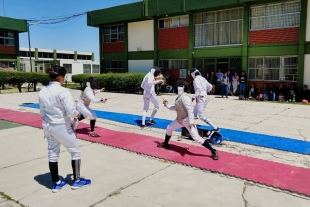 Exhibición de esgrima en la Facultad de Ciencias de la UAEM