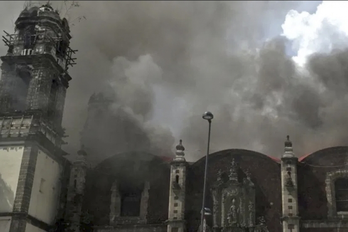 Oran para que iglesia no se incendie