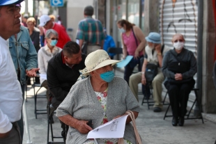 Adultos mayores esperan recibir vacuna contra la COVID-19 en Edomex