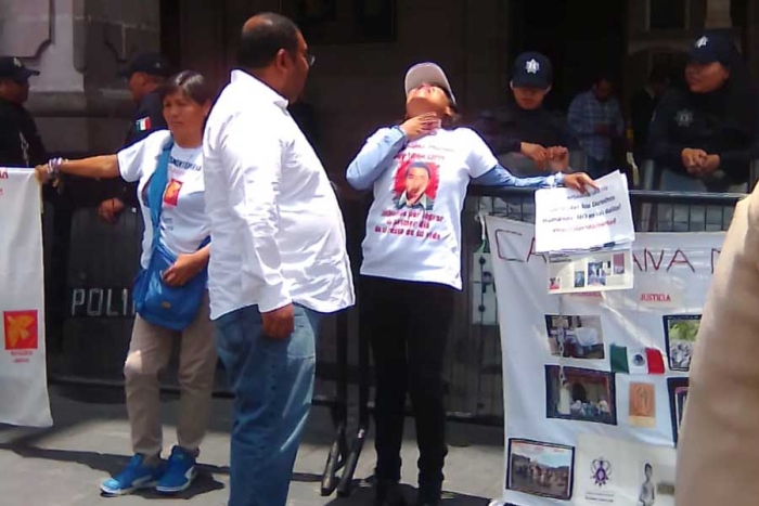 Integrantes de “Haz Valer mi Libertad” se encadenan a las vallas frente a Palacio de Gobierno