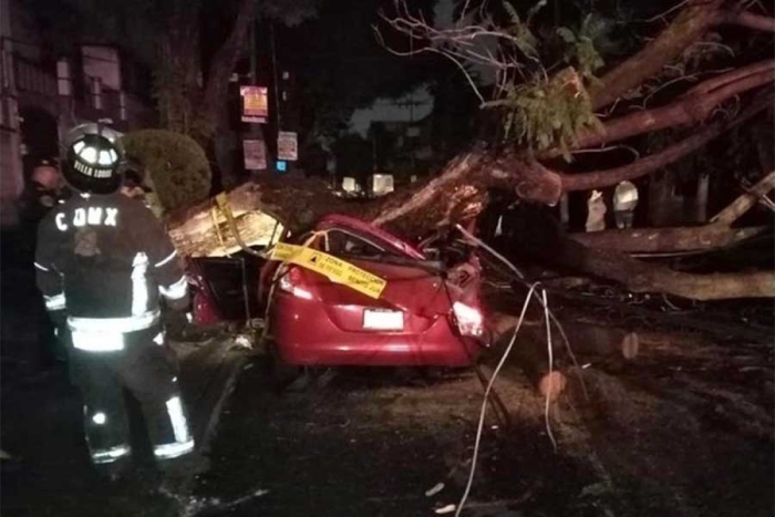 Fuertes lluvias en CDMX dejan una mujer muerta