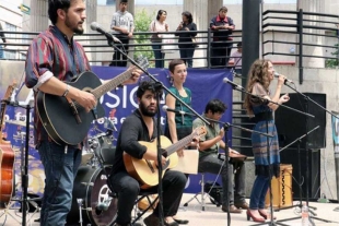 La Fiesta de la Música tendrá grandes sorpresas para su público, entre las que destaca la presentación de Raph Delaé, artista franco-canadiense, multi-instrumentista