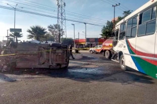 Autobús arrolló un vehículo provocando la muerte de un hombre