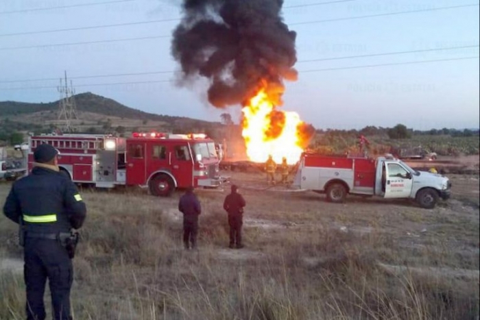 Huachicoleros causan incendio en ducto de Pemex de Texcoco